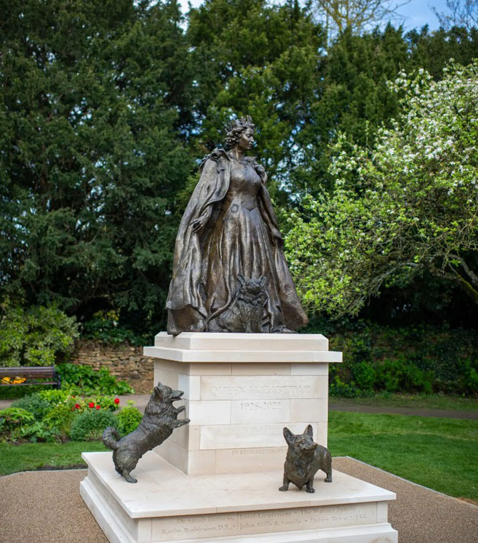 Statue of the late Queen Elizabeth II - Gallery 1